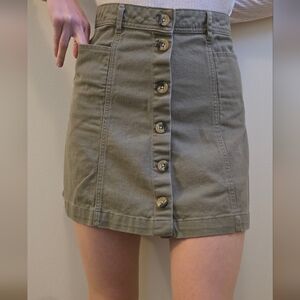 Green button-up skirt with pockets! Size: 4. Brand: Divided (from H&M)